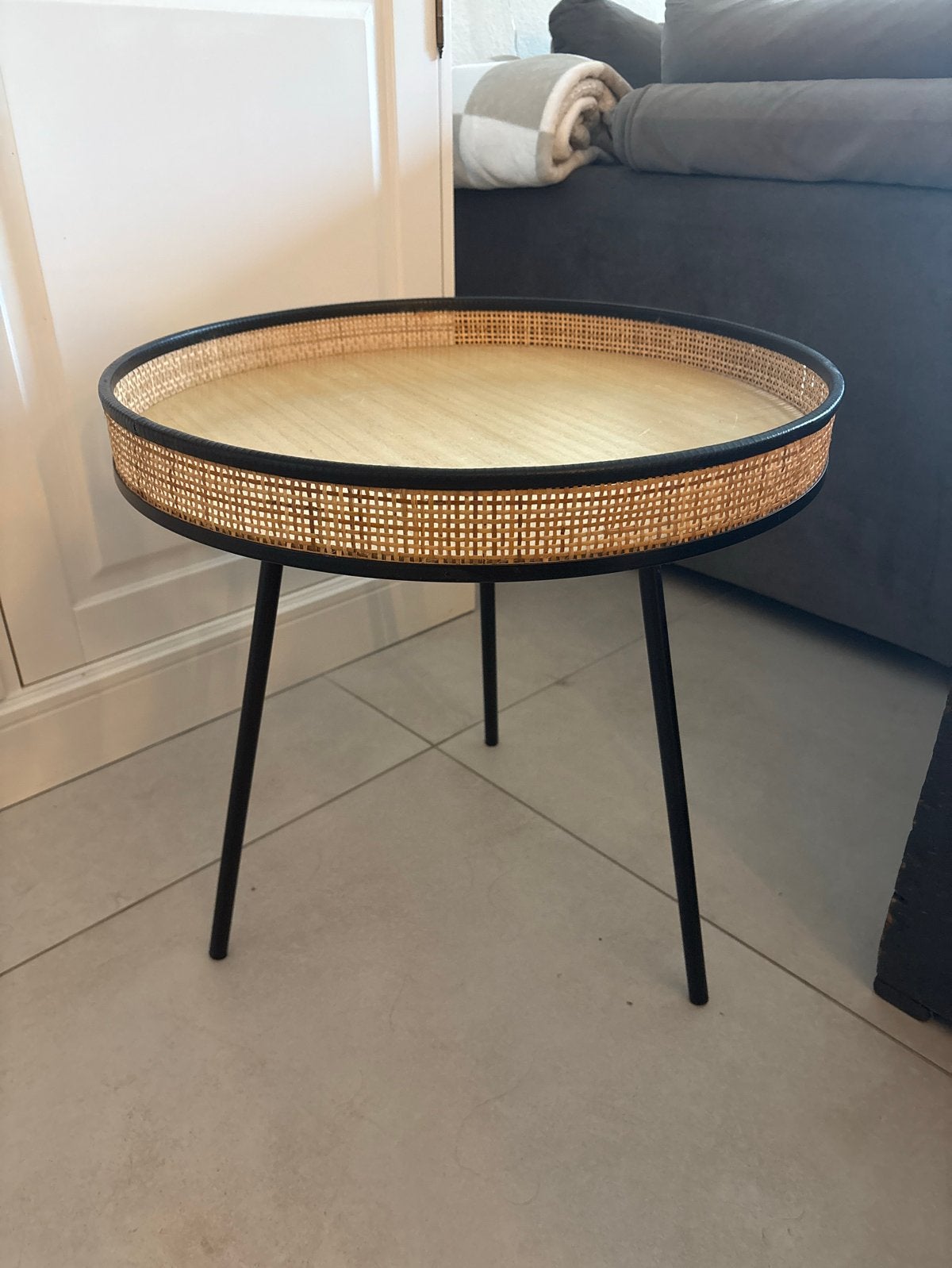Intratuin bijzettafel met rotan details, Huis en Inrichting, Minder dan 55 cm, Rond, Zo goed als nieuw, Hout