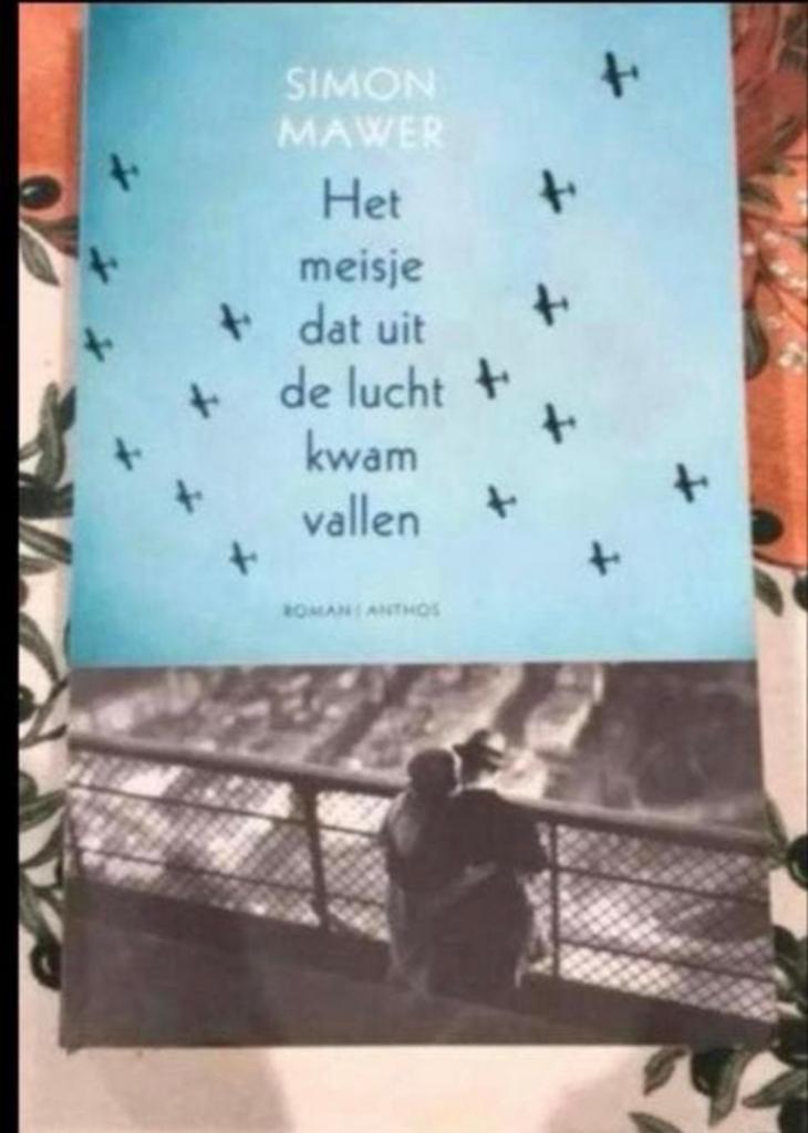Het meisje dat uit de lucht kwam vallen - Simon Mawer, Ophalen of Verzenden, Zo goed als nieuw, Nederland