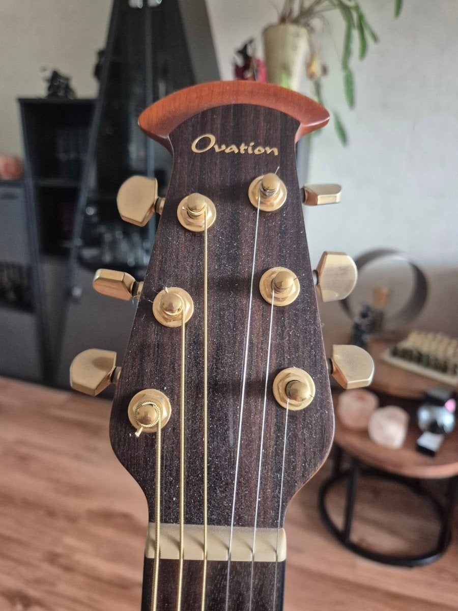 Ovation Westerngitaar met element en ingebouwde tuner, Ophalen, Zo goed als nieuw, Western- of Steelstringgitaar, Met (piezo-)element