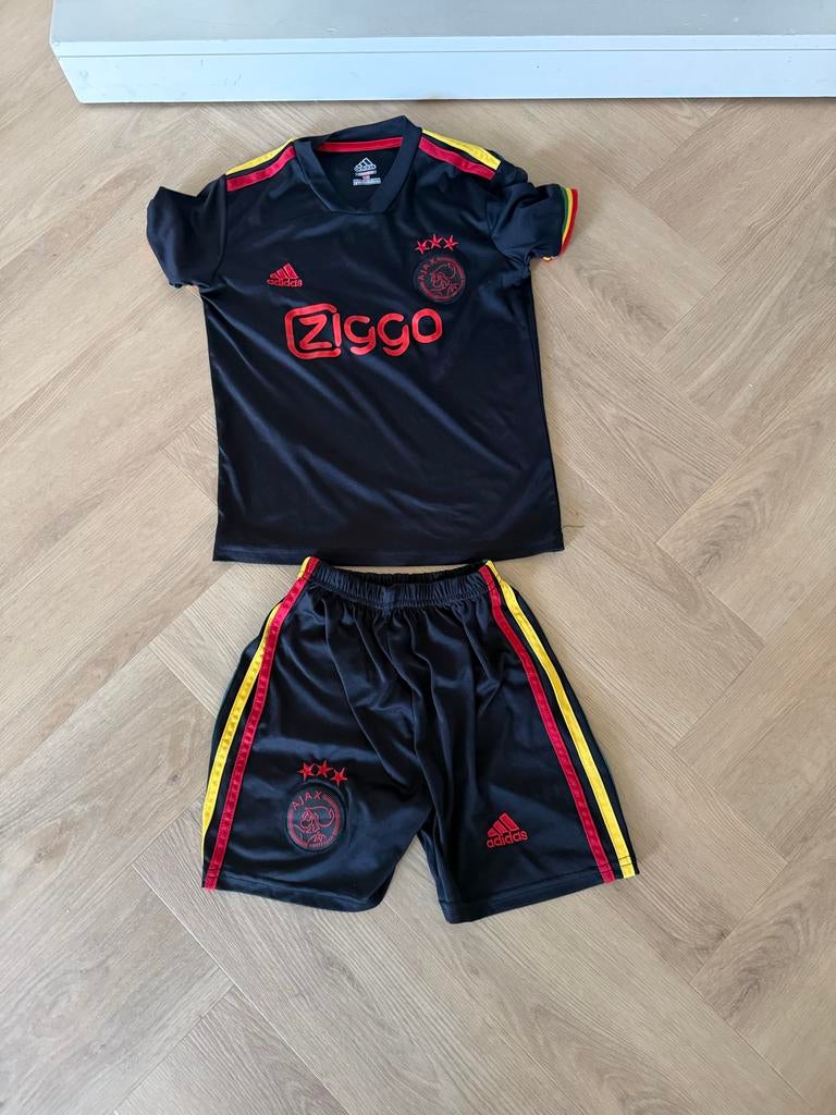 Ajax Voetbalpakje Maat 128 - Zwart Uitshirt, Kinderen en Baby's, Kinderkleding | Maat 128, Ophalen of Verzenden, Zo goed als nieuw