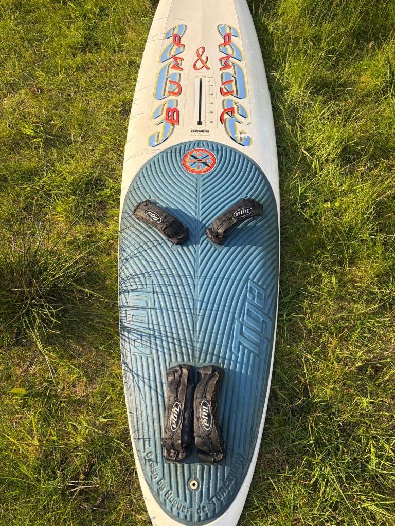 Tiga 263 B&J, Watersport en Boten, Windsurfen, Gebruikt, Plank, Overige merken, 250 tot 300 cm, Met vin(nen), Met voetbanden, Ophalen