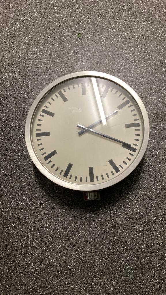 Moderne Wandklok, Ophalen of Verzenden, Zo goed als nieuw, Analoog, Wandklok