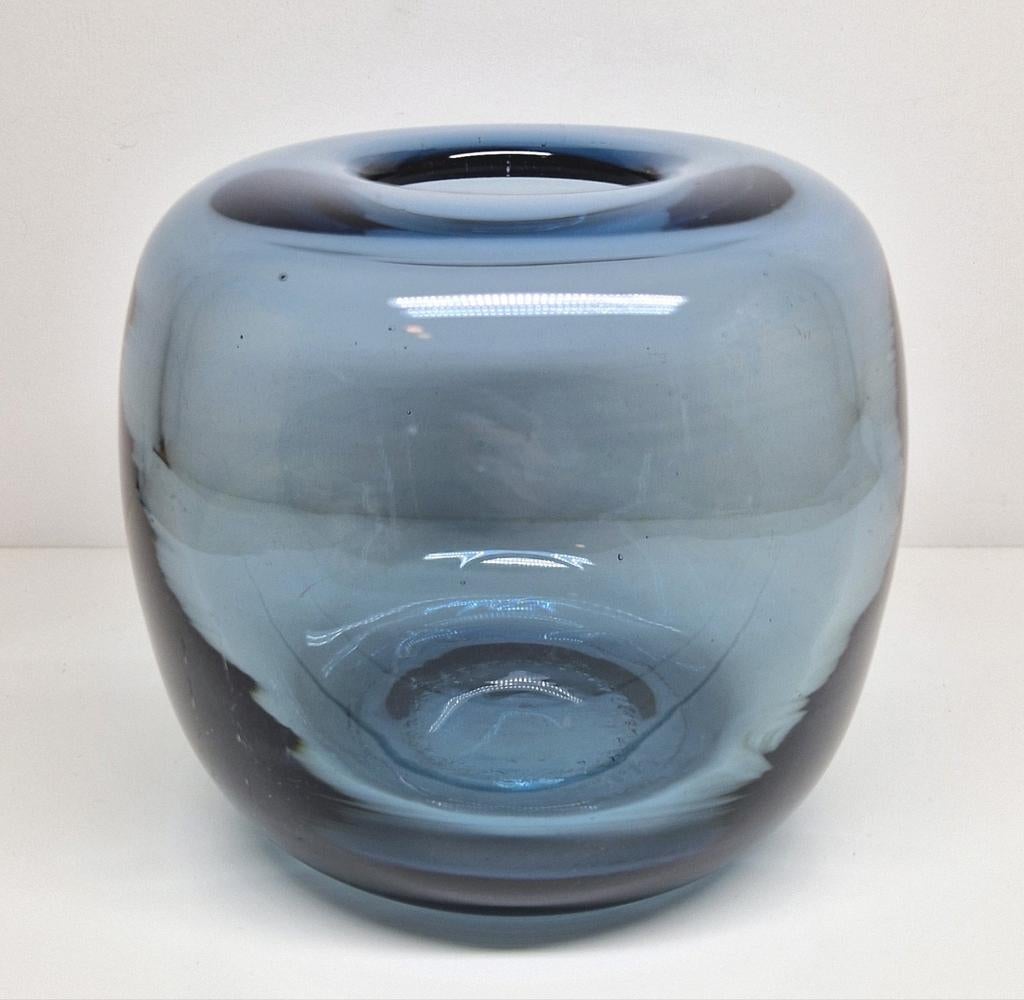 Staalblauwe bolvaas Claude Morin Dieulefit, Frankrijk 1970., Antiek en Kunst, Antiek | Glas en Kristal, Ophalen of Verzenden