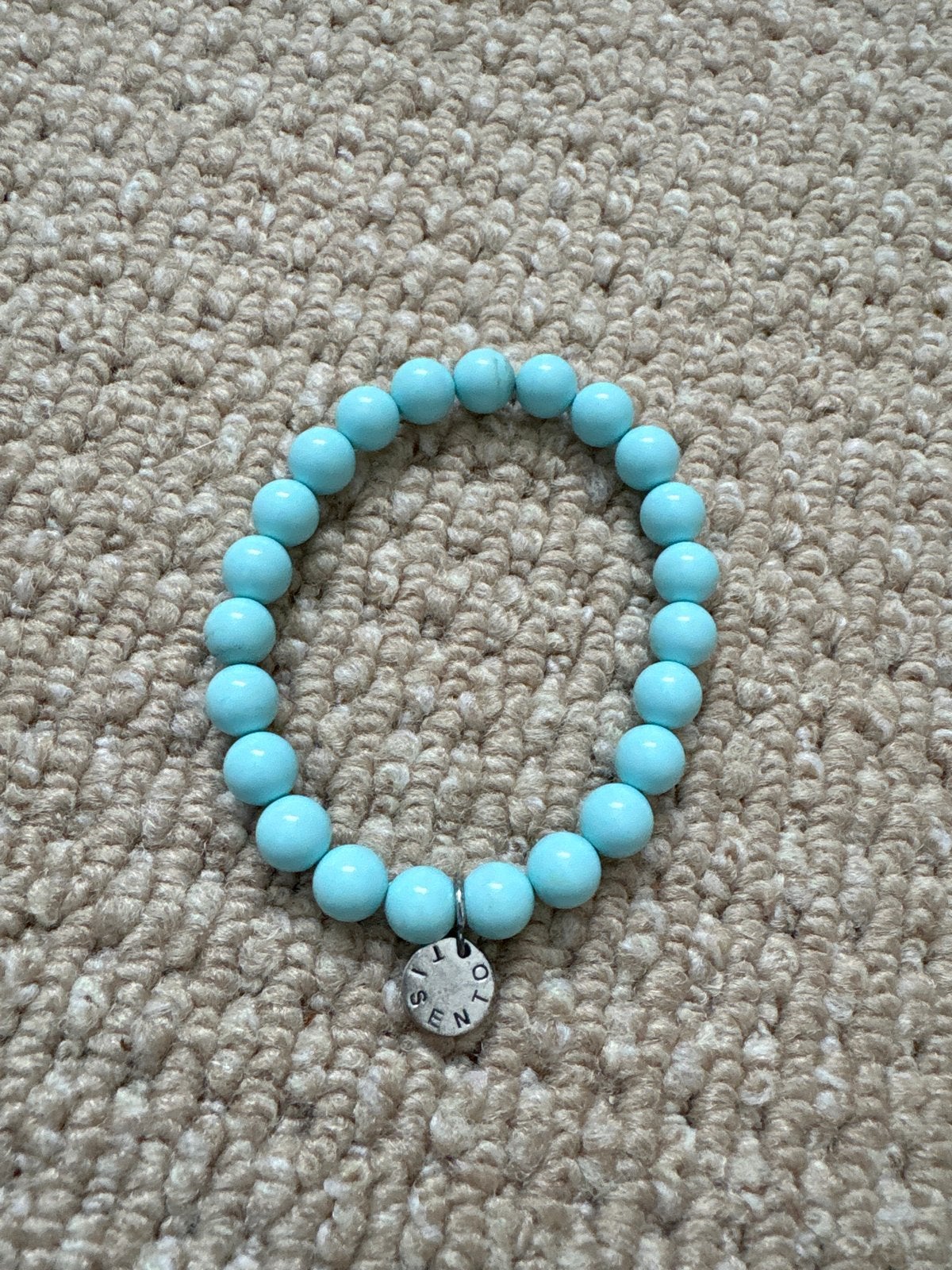 Turquoise kralenarmband met zilverkleurige bedel, Overige materialen, Gebruikt, Overige kleuren, Ophalen of Verzenden