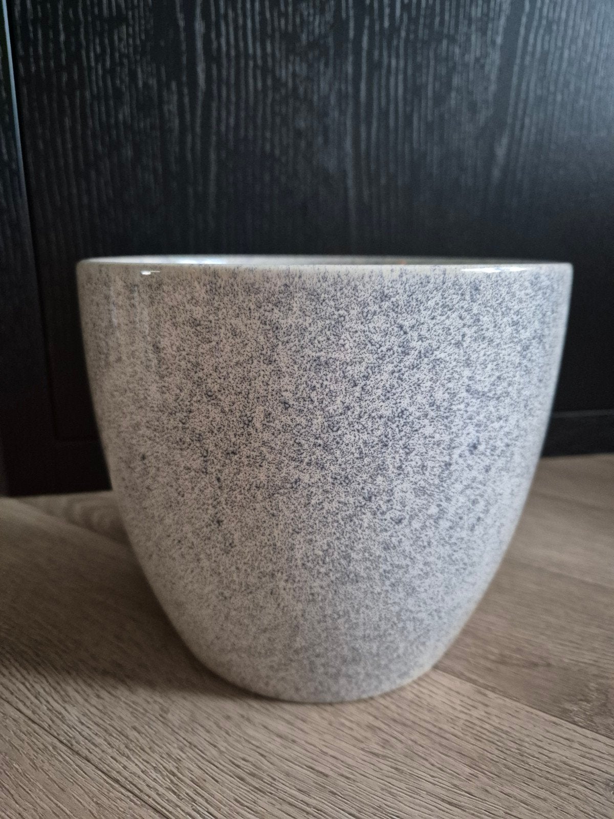 Stijlvolle bloempot met gespikkeld design, 25 tot 40 cm, Ophalen of Verzenden, Zo goed als nieuw, Minder dan 40 cm