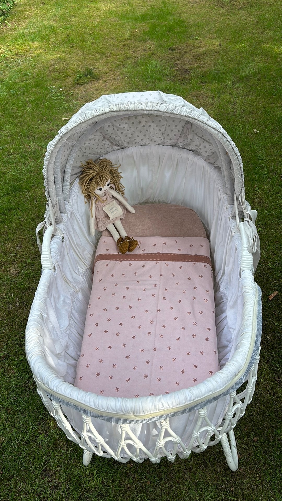Witte rotan retro vintage wieg stevig solide met rieten kap, Ophalen, Zo goed als nieuw, Wieg