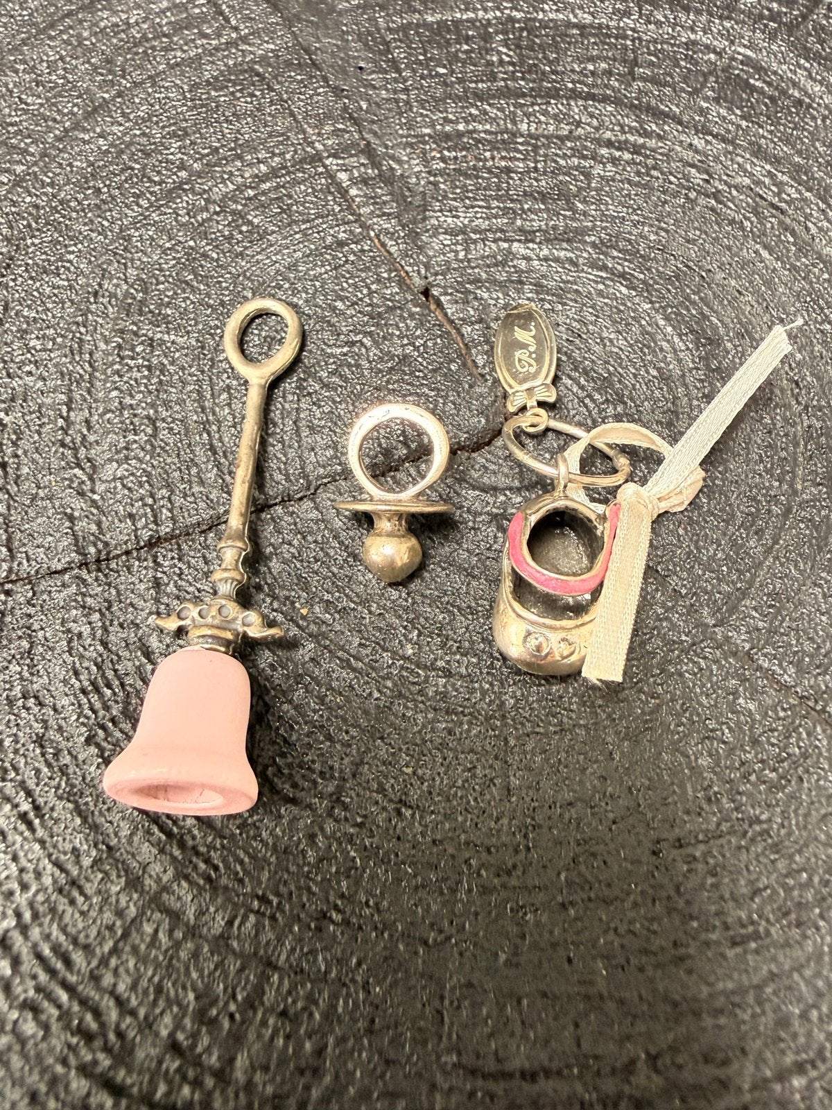 Set van 3 zilveren miniaturen: rammelaar, speen en schoentje, Verzenden, Zilver