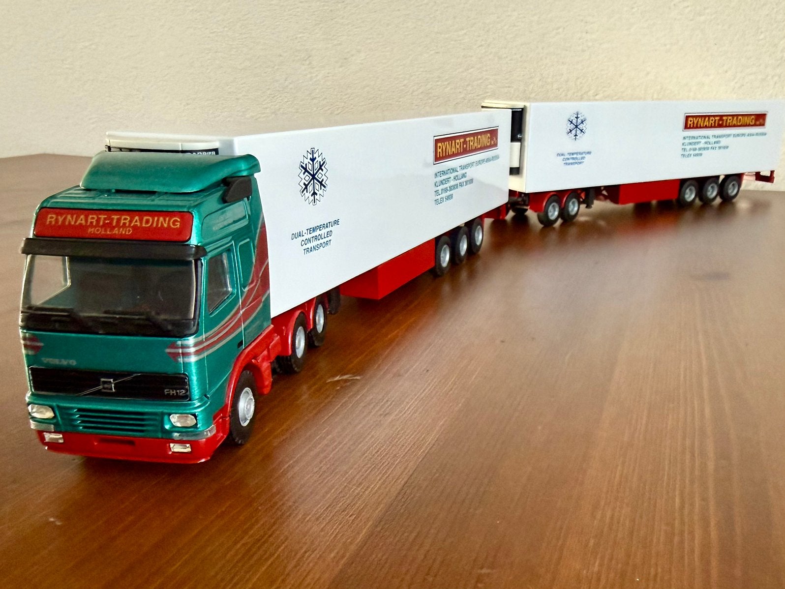 Tema Toys- Rynart Trading Volvo FH Globetrotter ROADTRAIN, Hobby en Vrije tijd, Modelauto's | 1:50, Ophalen of Verzenden, Zo goed als nieuw