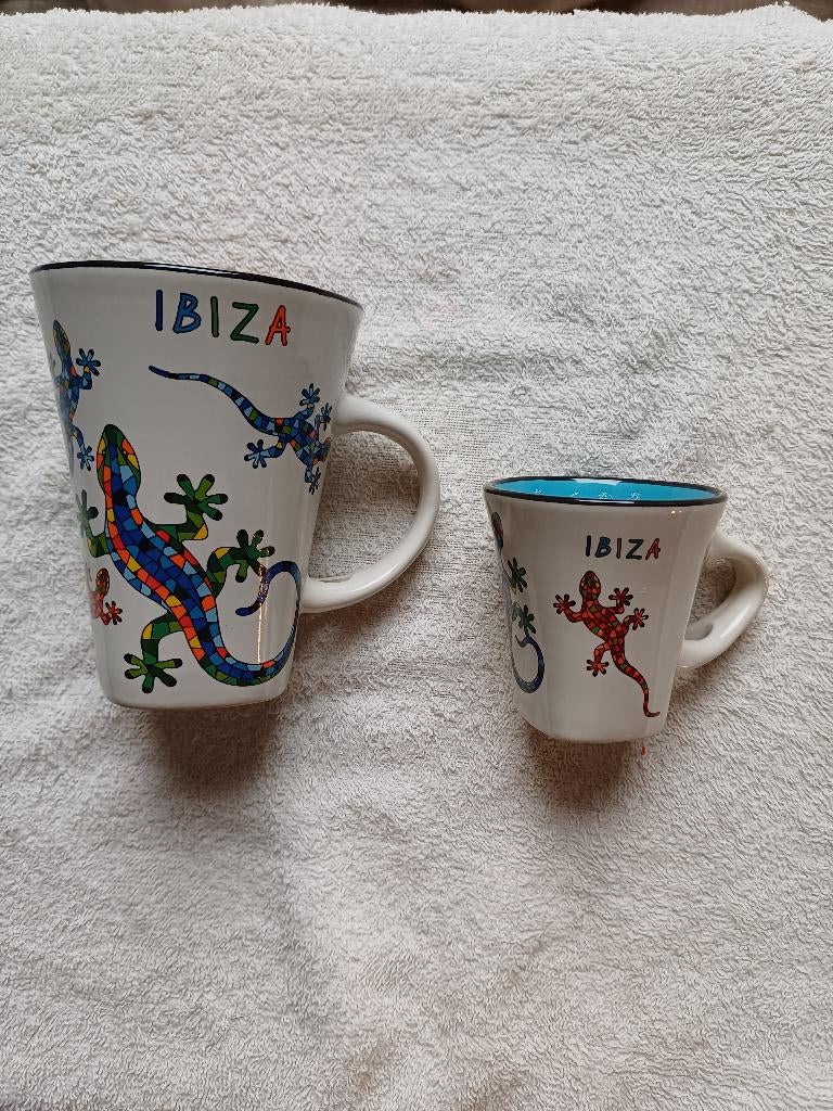 2x mok Ibiza Olé Mosaie met Gaudi salamander print, Huis en Inrichting, Keramiek, Nieuw, Ophalen of Verzenden, Overige stijlen
