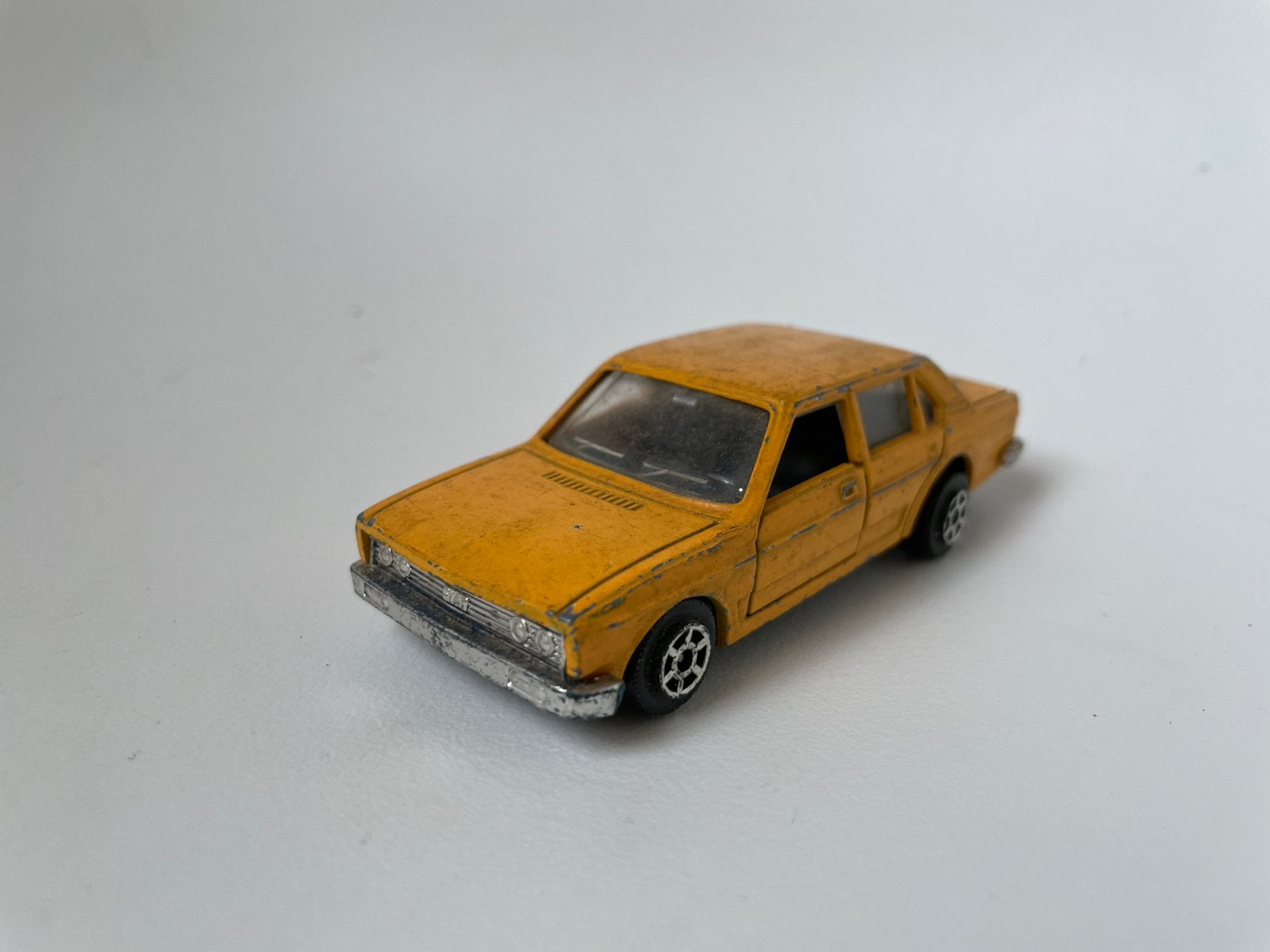 model Fiat 132 4-deurs sedan, geel, 1/43 (1972 - 1981), Hobby en Vrije tijd, Modelauto's | 1:43, Ophalen of Verzenden, Gebruikt