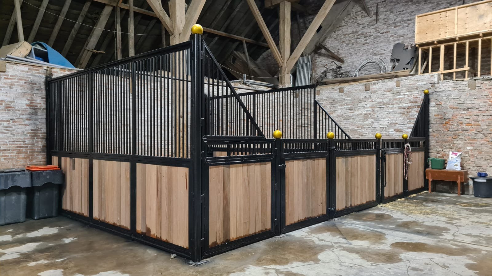 paardenbox, stal, voorwand met schuin oplopende kanten, Weidegang