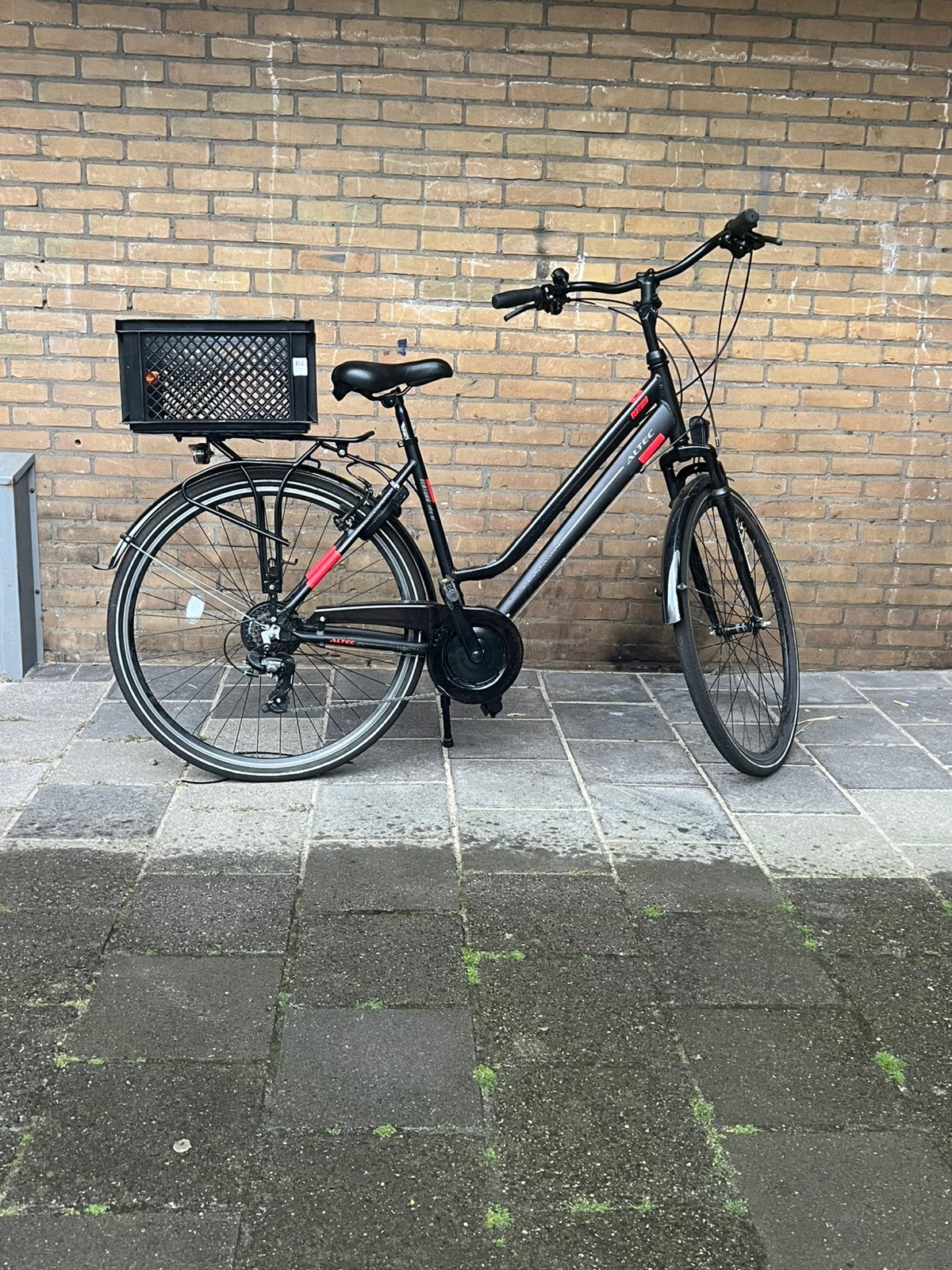 Zwarte damesfiets met versnellingen en krat, Fietsen en Brommers, Fietsen | Dames | Damesfietsen, Overige merken, Velgrem, Versnellingen