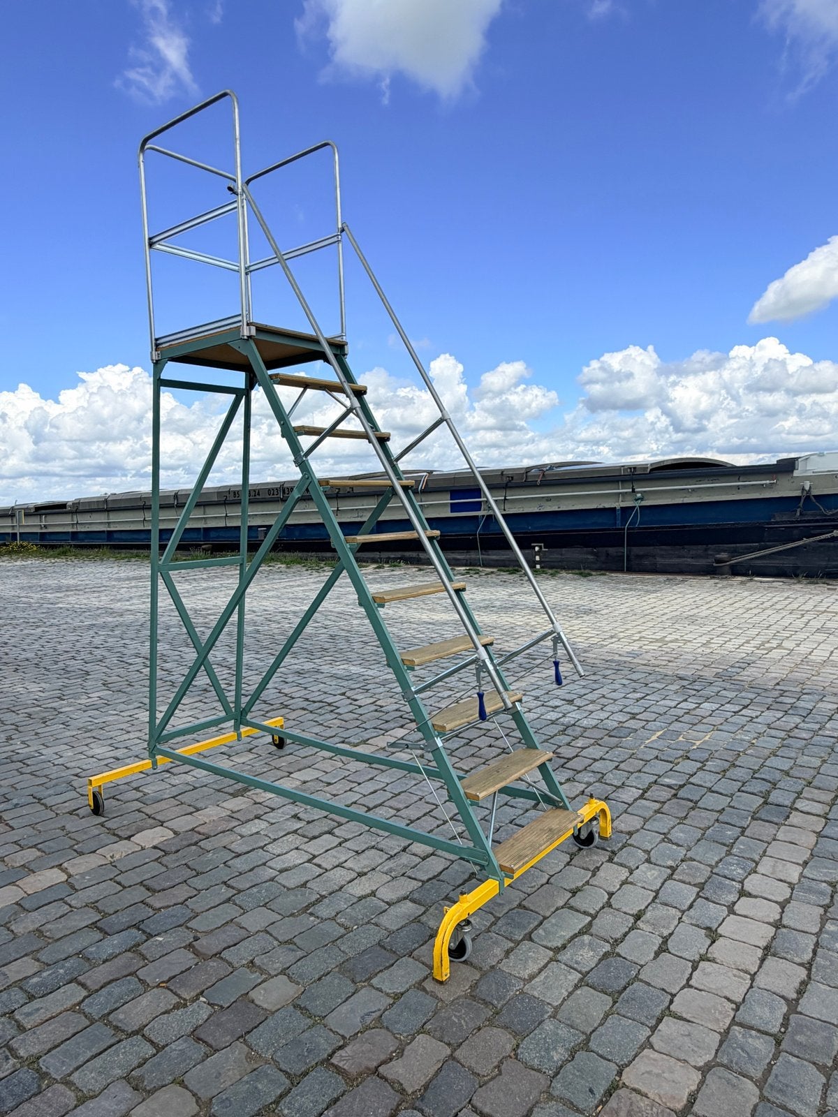 HACA LEITERN Montagetreppe 2.40m - Stevige Werkplatform, Doe-het-zelf en Verbouw, Ladders en Trappen, Ophalen, Gebruikt, Trap