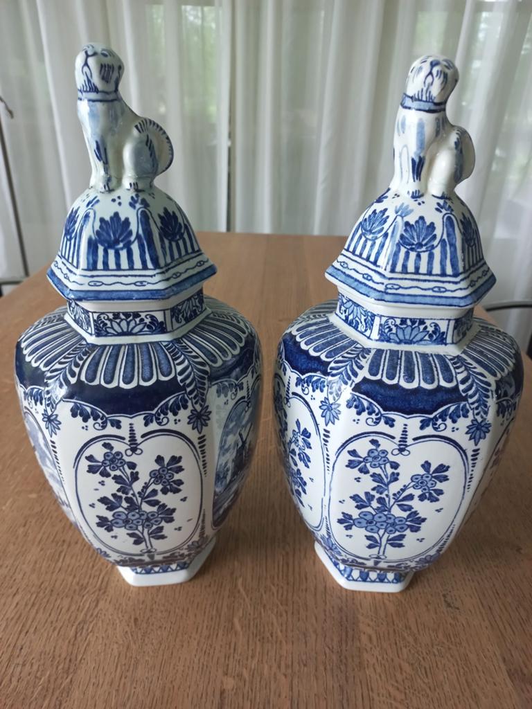 Prachtig Delfts Blauw Vazenpaar met honden op Deksel, Ophalen