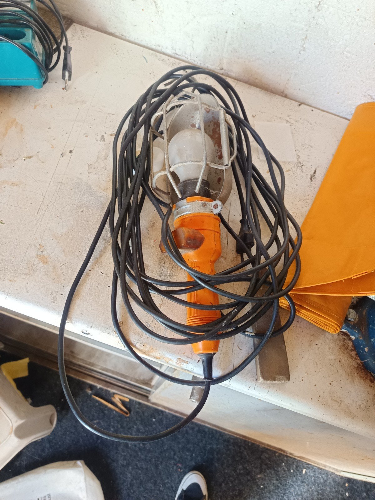 Robuuste bouwlamp met kooi en lang snoer, Ophalen of Verzenden, Gebruikt, Minder dan 50 watt, Lamp met armatuur