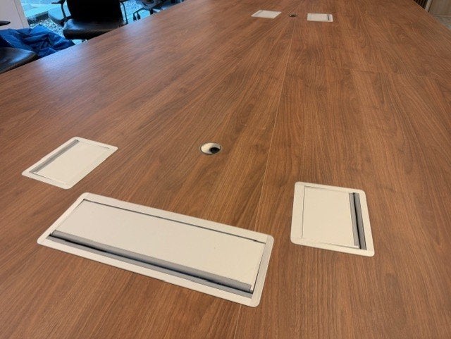 Grote vergadertafel 550 cm met stopcontacten en kabelgoot, Gebruikt, 200 cm of meer, Ophalen of Verzenden, Vijf personen of meer