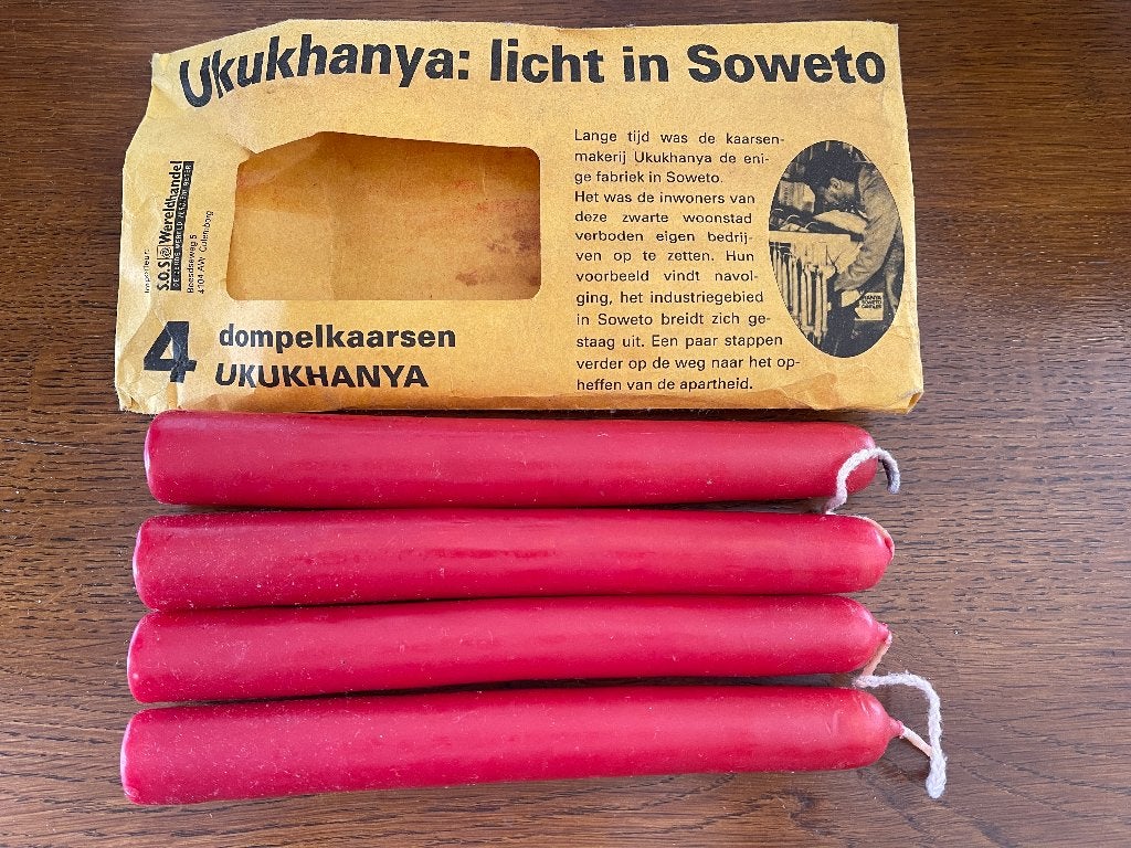 4 Kaarsen "Soweto" 'Handgemaakt' Kleur: Rood Nieuw, Overige materialen, Nieuw, Ophalen of Verzenden, Minder dan 25 cm