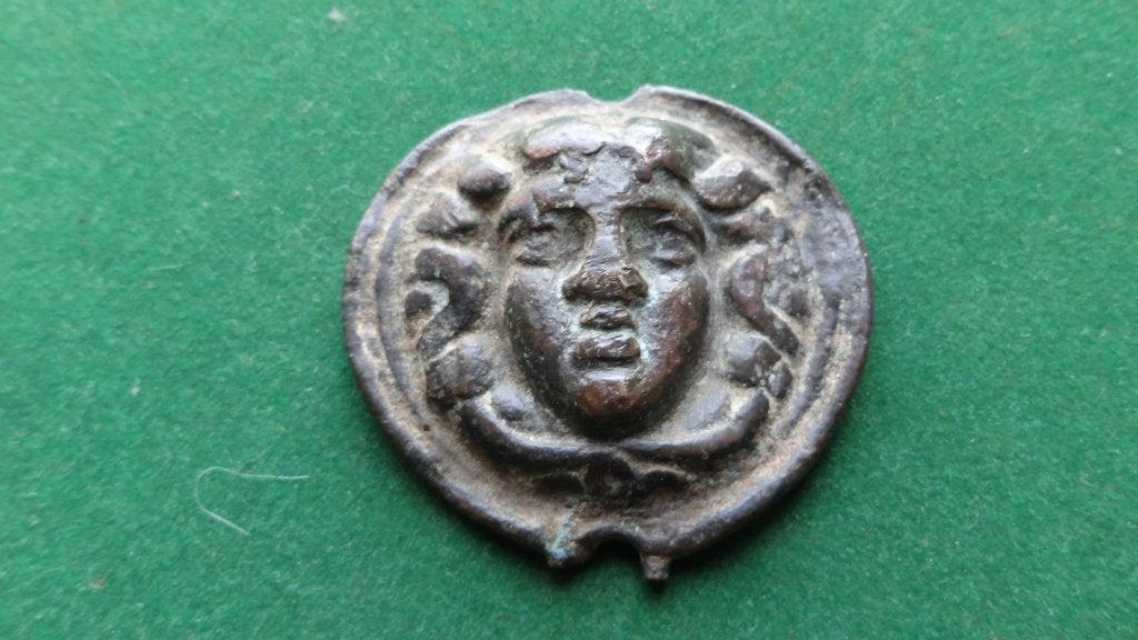 Bodemvondst Romeinse Aplique Medusa - Brons 2-3e eeuw, Ophalen of Verzenden, Brons