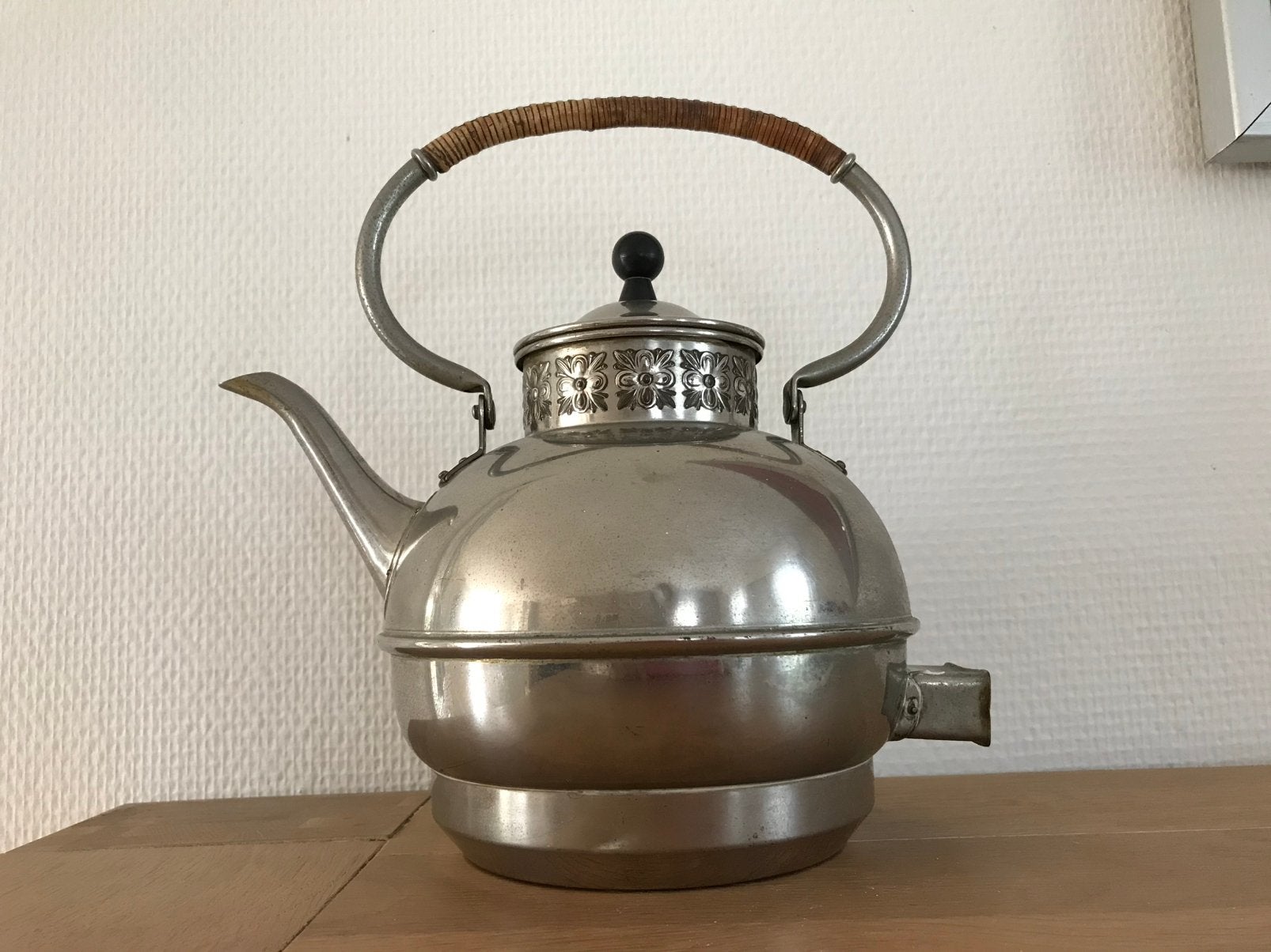 Elektrische theepot/waterkoker met mooi afgewerkte rand., Ophalen
