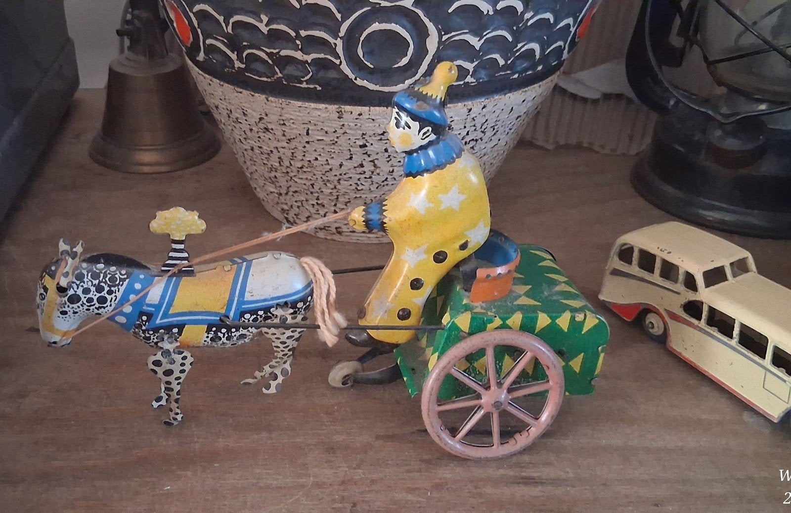 Antieke opwind paard met wagen en clown, Ophalen