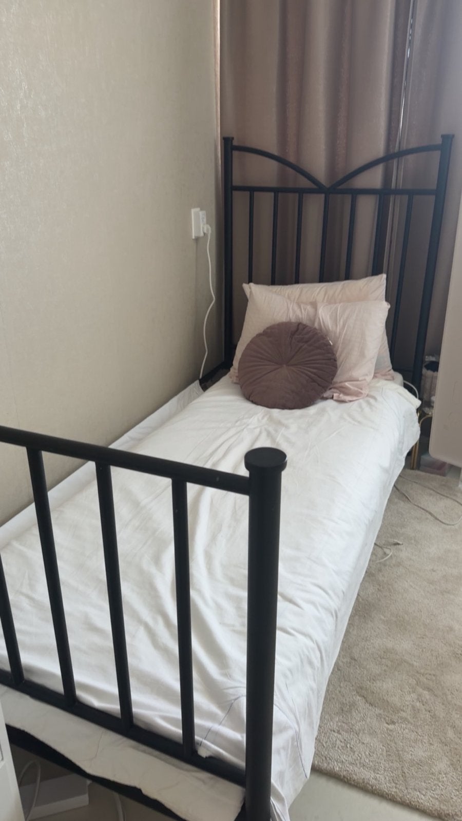 IKEA eenpersoonsbed 90x200 cm - zwart metalen frame, Huis en Inrichting, Slaapkamer | Bedden, Ophalen, Gebruikt, 90 cm, Eenpersoons