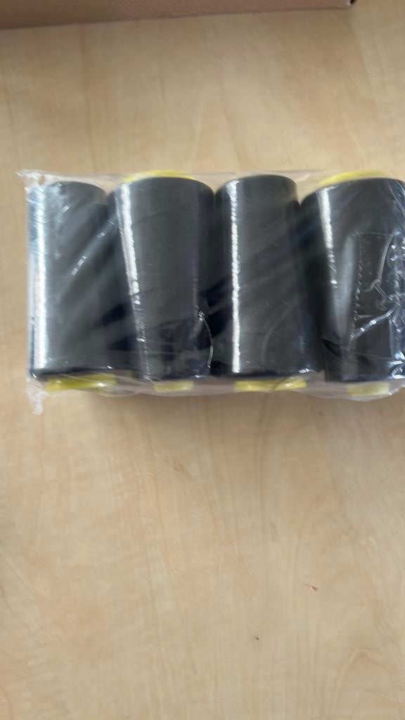 4 grote spoelen zwart garen voor lockmachine., Hobby en Vrije tijd, Ophalen of Verzenden, Nieuw