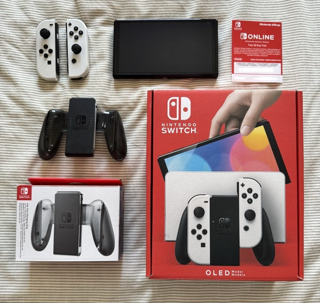 Nintendo Switch OLED + Joy-Con Charging Grip + Game, Ophalen, Nieuw, Met 1 controller, Switch OLED