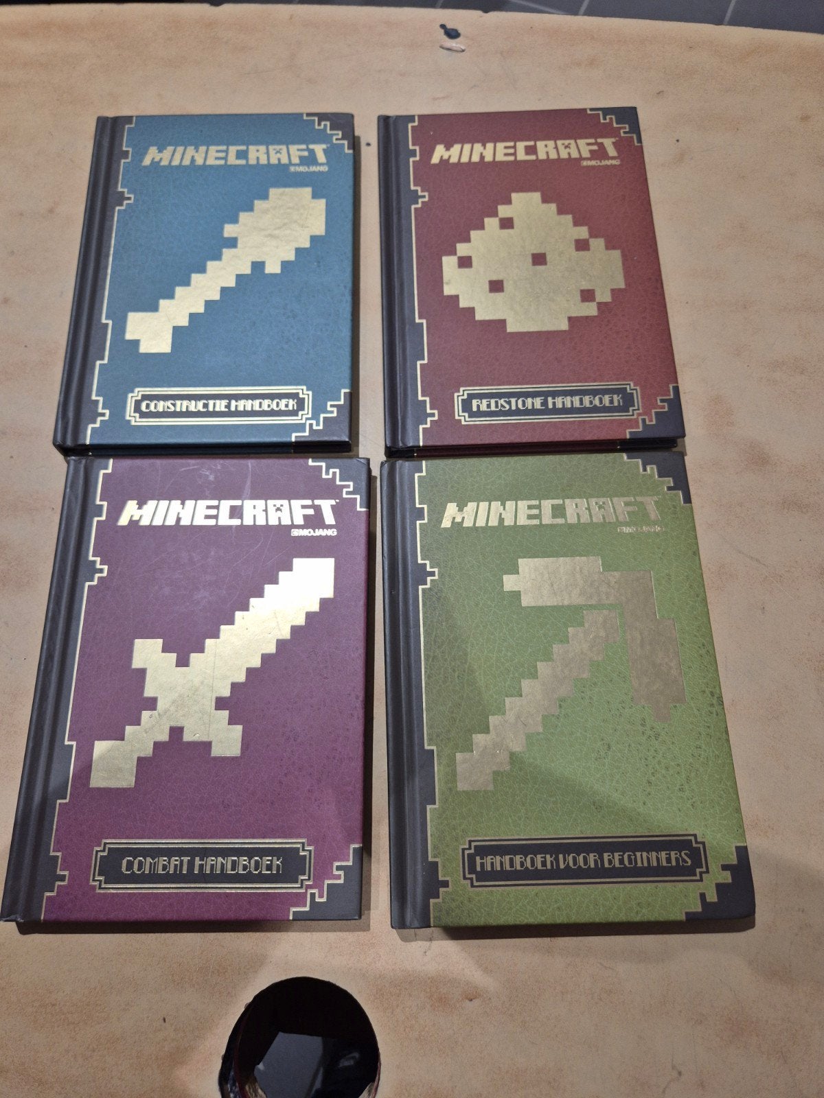 minecraft mojang 4 handboeken, Ophalen of Verzenden, Zo goed als nieuw