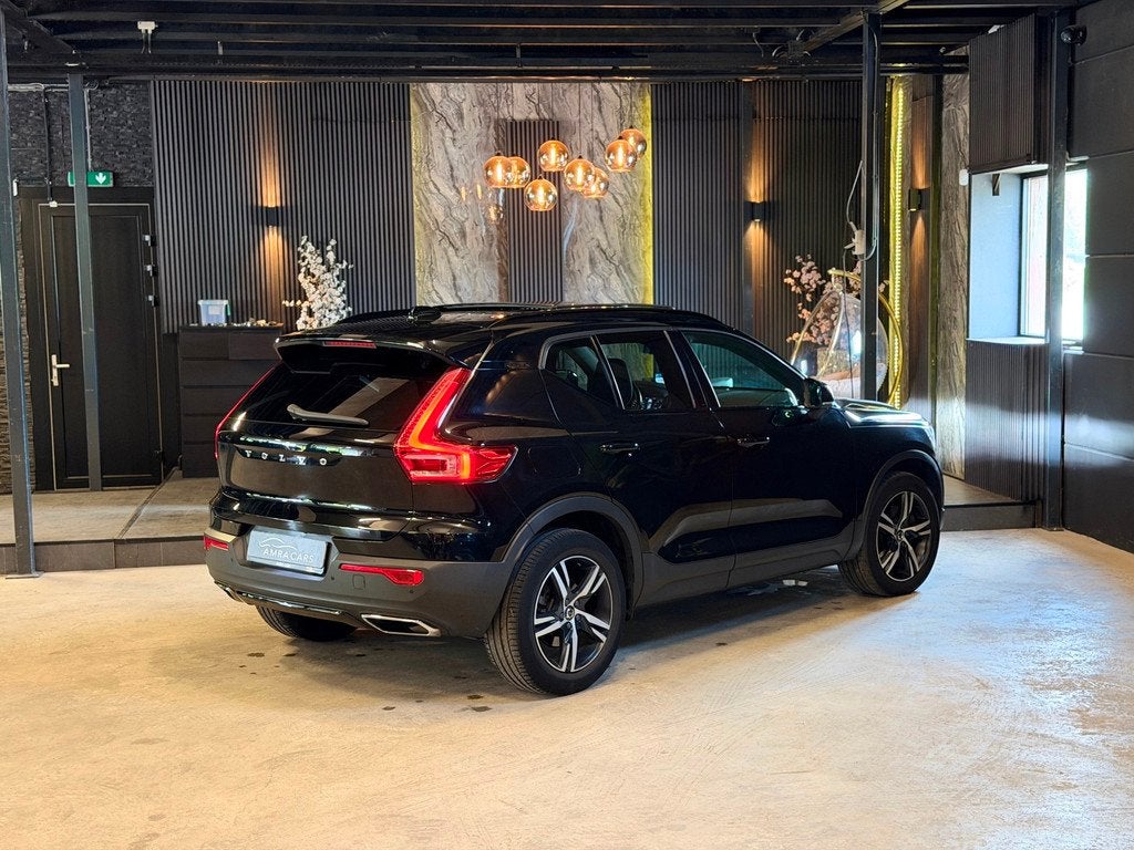 Volvo XC40 2.0 T4 R-Design, 15 km/l, Euro 6, 1969 cc, Zwart