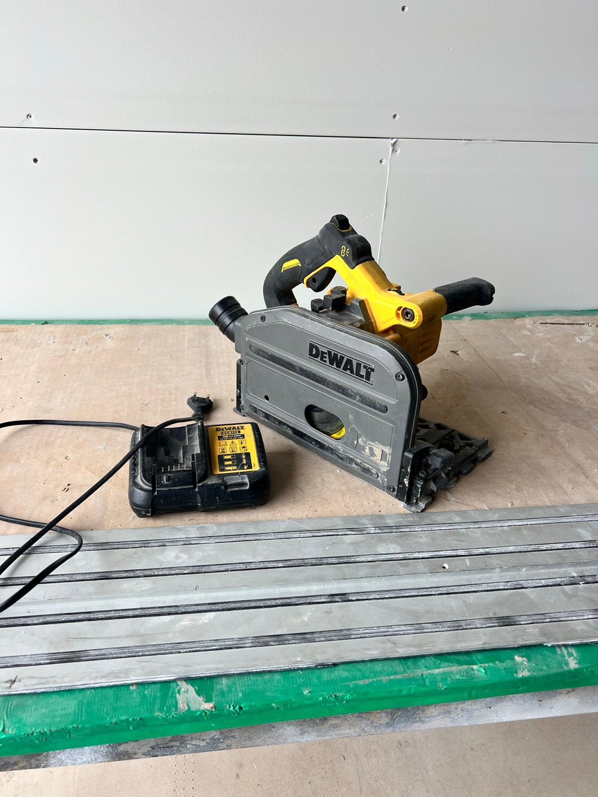 DeWalt Accu Cirkelzaag met Lader en Geleider, Gebruikt, Cirkelzaag, 70 mm of meer, Ophalen of Verzenden