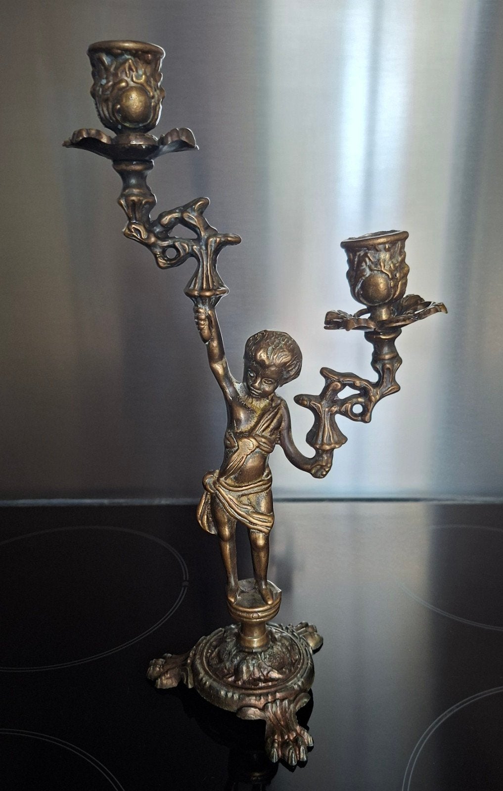 Tweearmige messing kandelaar met cherubijn, Antiek en Kunst, Ophalen of Verzenden, Koper of Brons