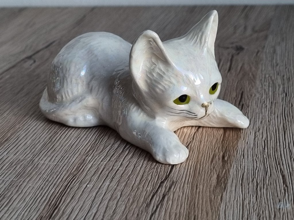 Mooie Vintage Liggend Kat Poes Beeld Parelmoer Wit Porselein, Verzenden, Gebruikt, Dier