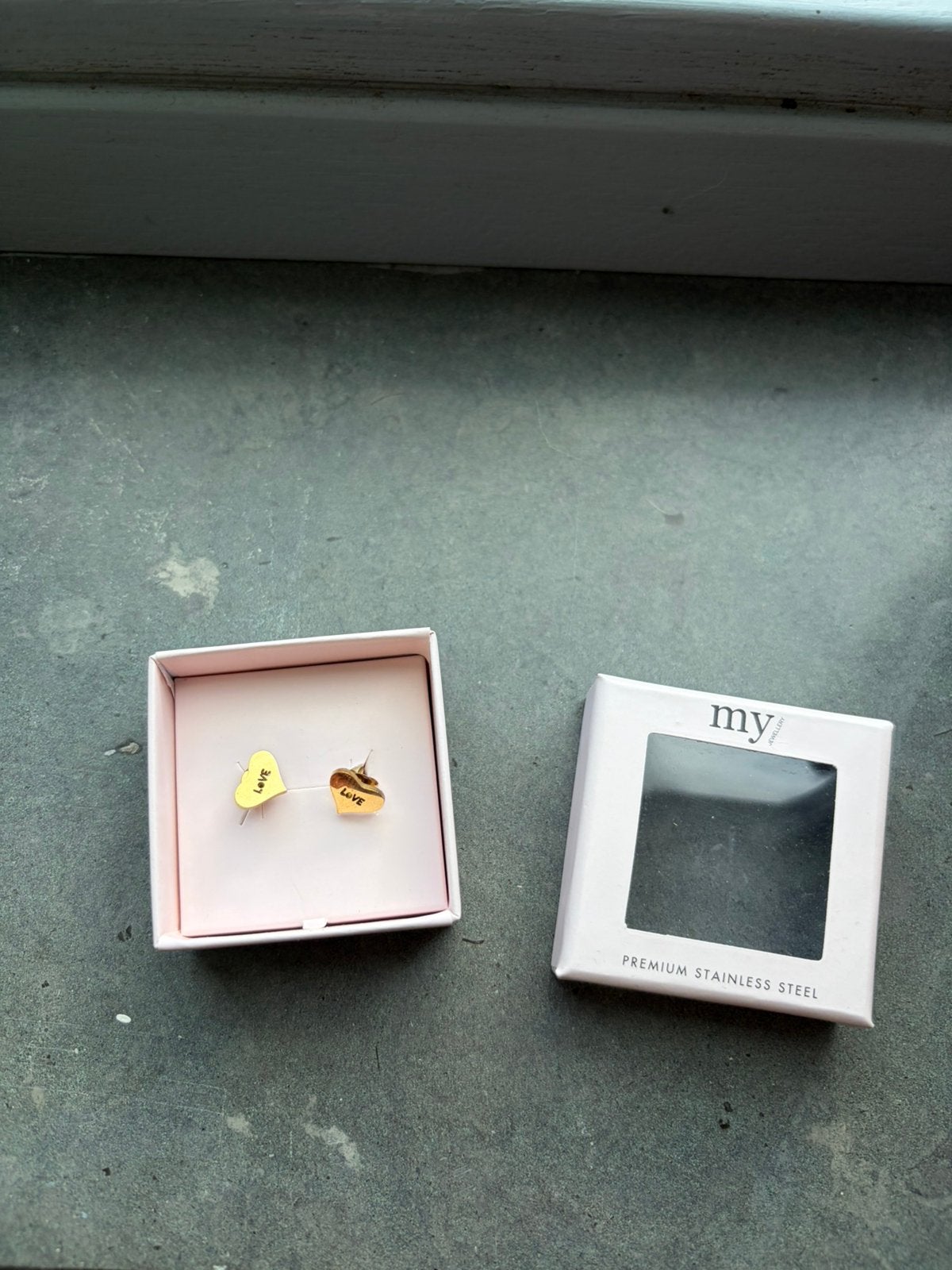 Nieuwe oorbellen MyJewellery hartjes met love goud, Overige materialen, Nieuw, Ophalen of Verzenden, Knopjes of Stekers
