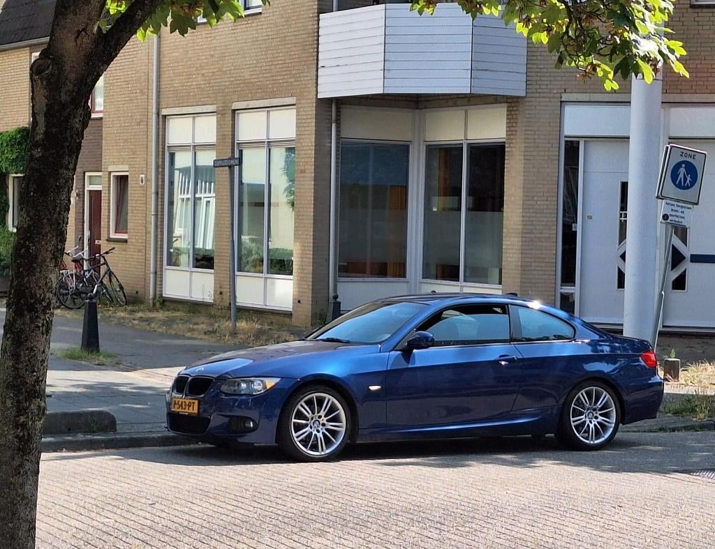 BMW 320i Coupé M-sport in Le Mans Blue LCI. Nieuwe Ketting, Auto's, 1995 cc, 4 cilinders, Alcantara, Handgeschakeld