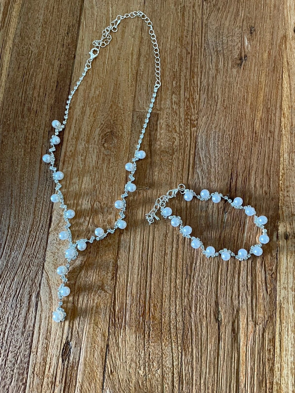 Zilverkleurige ketting en armband met parels en strass, Overige materialen, Nieuw, Ophalen of Verzenden, Zilver