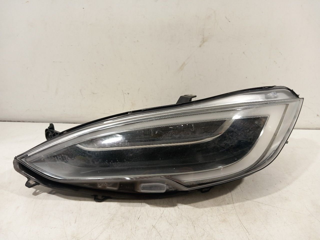 Koplamp links Tesla Model S, Onderdelen@venauto.nl, Van der Ven Autorecycling B.V., Gebruikt, Ettenseweg 76, 4706 PB Roosendaal, The Netherlands