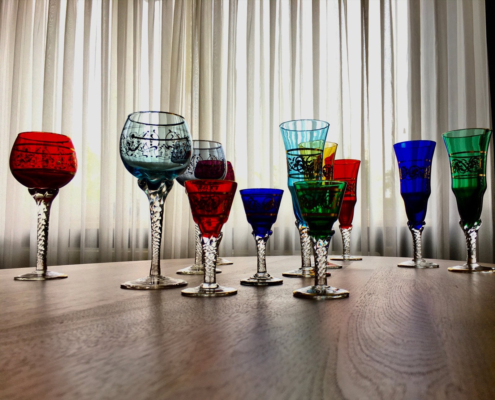 Set van 12 kleurrijke wijnglazen met gouden decoratie, Antiek en Kunst, Ophalen of Verzenden