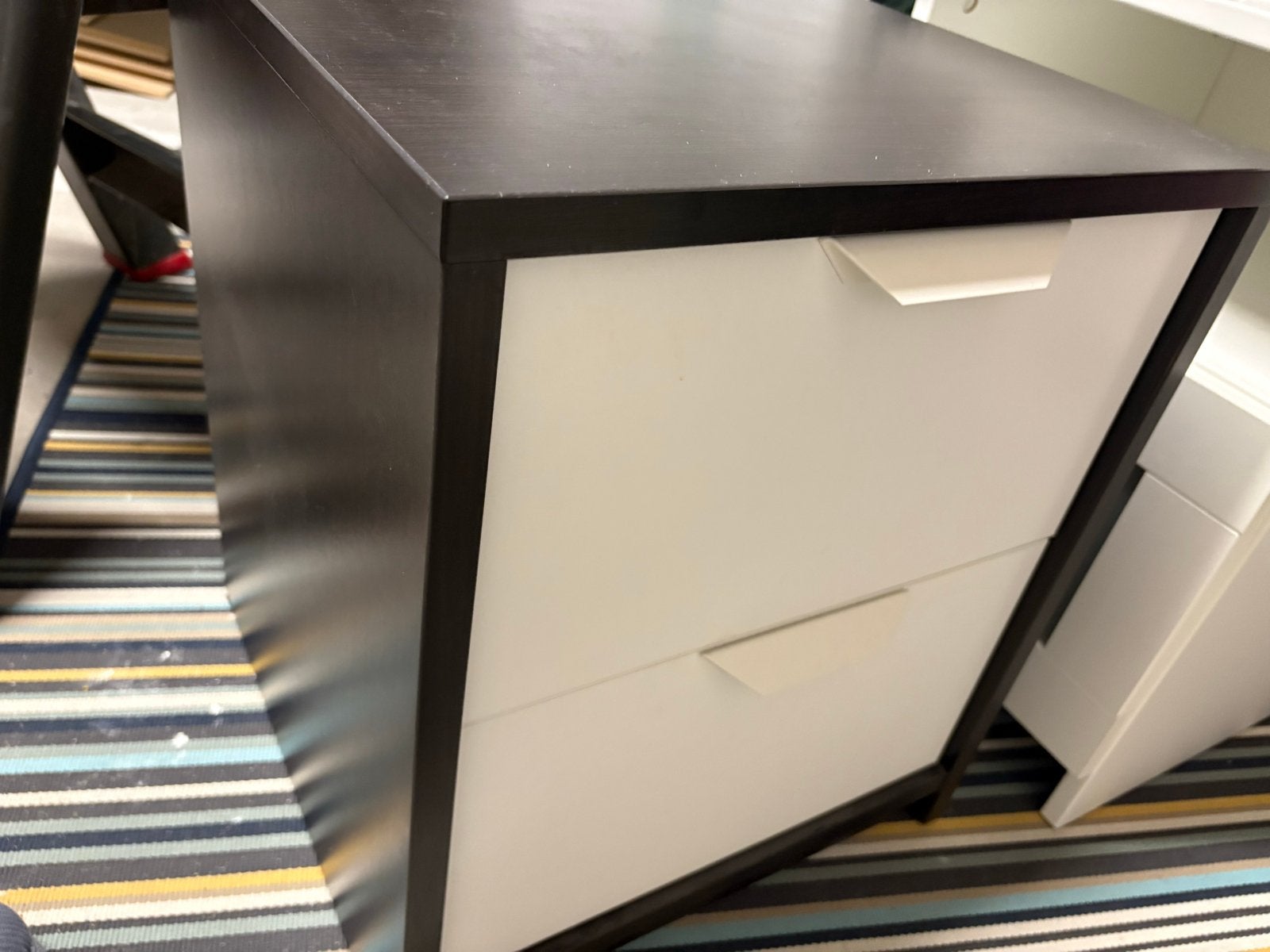 IKEA ASKVOLL Nachtkastje - Donkerbruin/Wit, Ophalen, Minder dan 45 cm, 55 tot 70 cm, Zo goed als nieuw