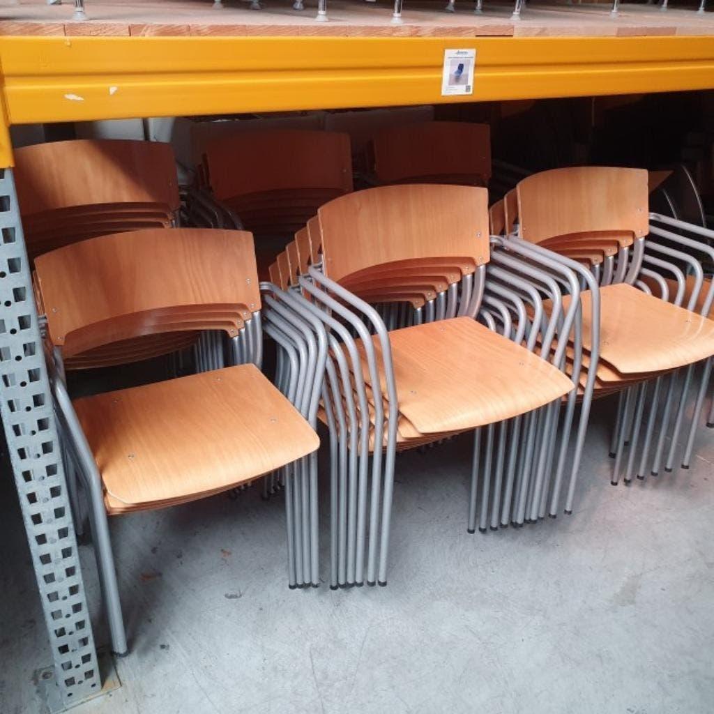 GROTE PARTIJ Ahrend houten stoelen stapelbaar, Huis en Inrichting, Stoelen, Ophalen of Verzenden, Gebruikt, Grijs, Vijf, Zes of meer stoelen
