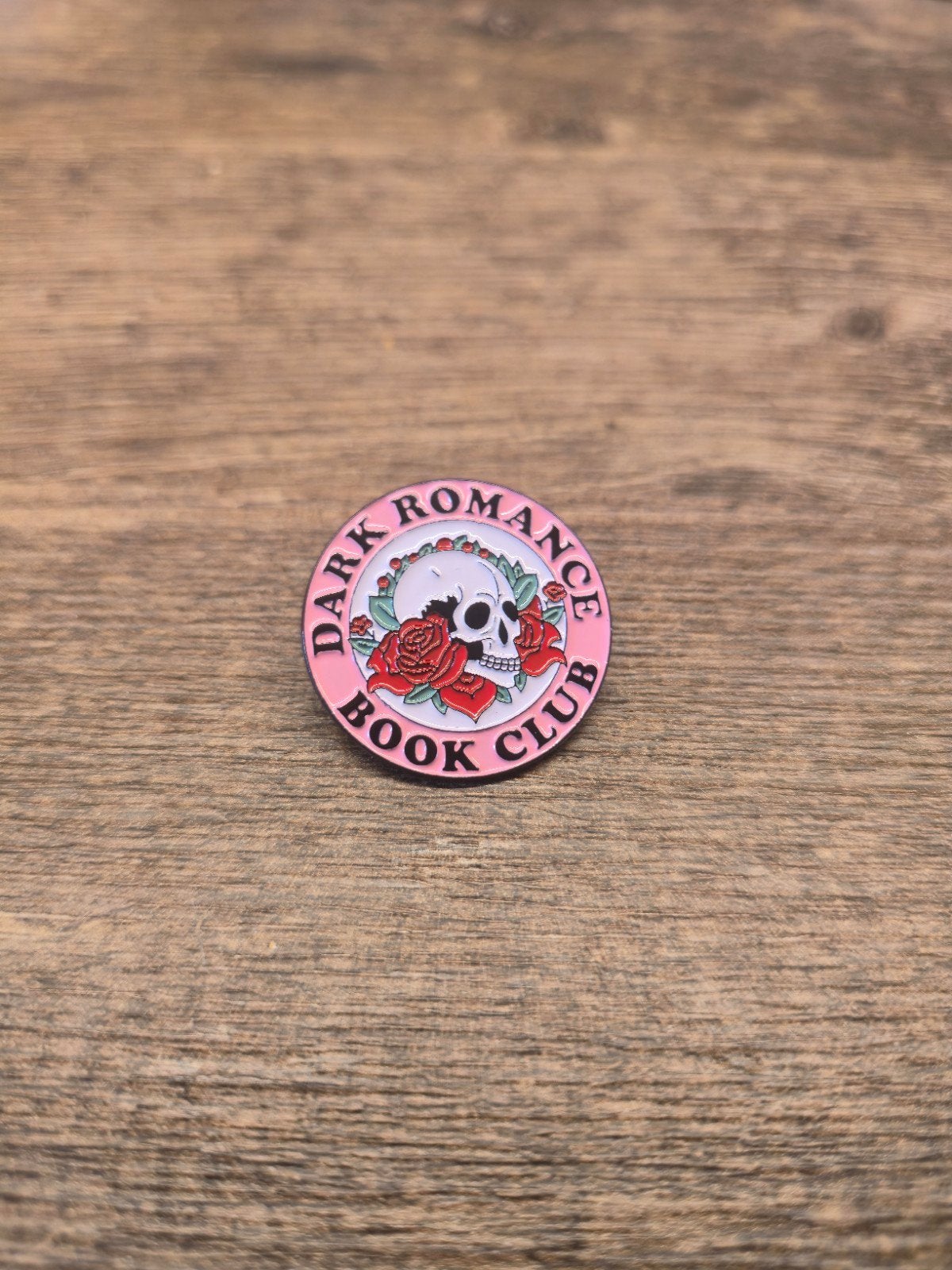 Dark Romance Book Club Emaille Pin, Verzenden, Nieuw, Overige onderwerpen, Speldje of Pin