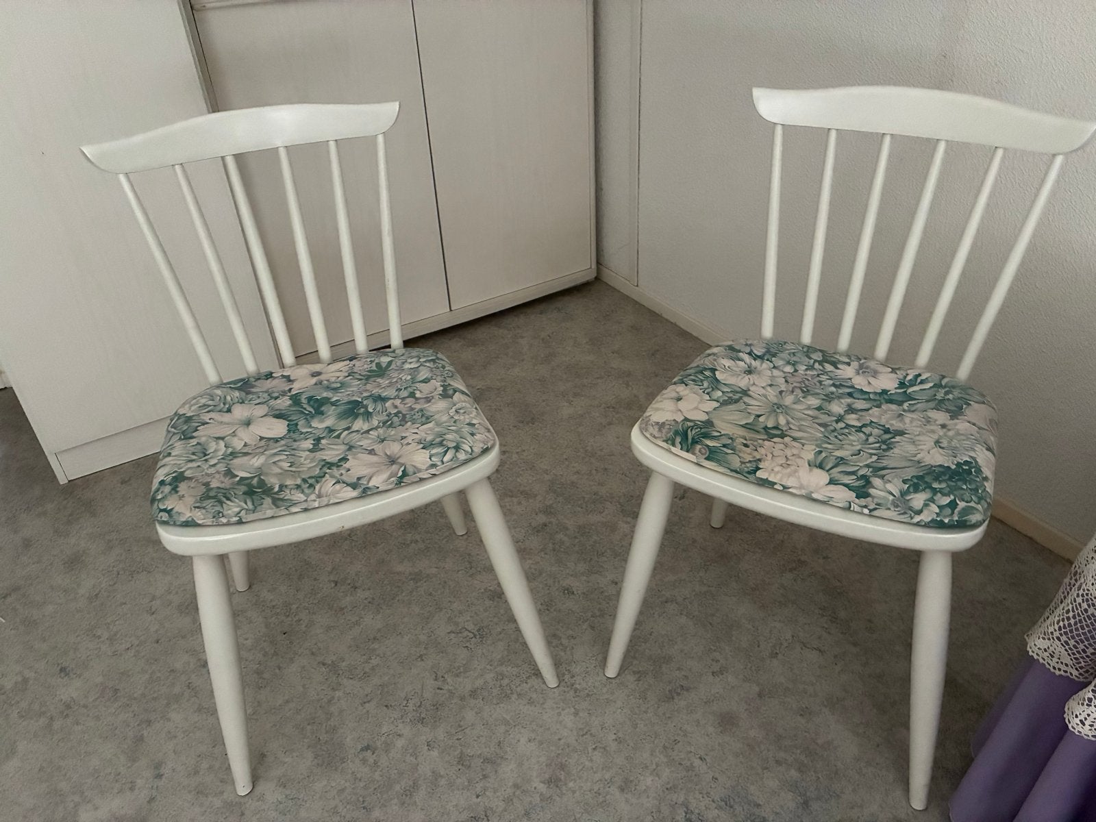 Twee spijlenstoelen in Scandinavische stijl, Ophalen, Gebruikt, Twee, Wit