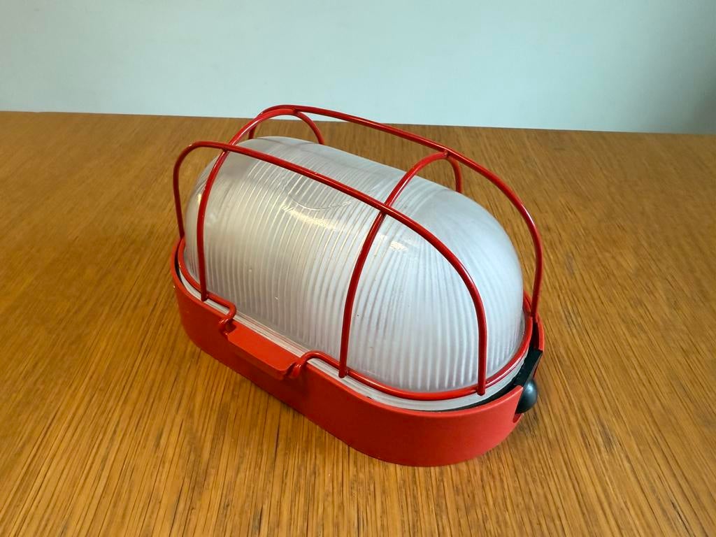 Vintage rode Italiaanse wandlamp - bulleye jaren 80 design, Ophalen of Verzenden, Zo goed als nieuw, Glas, Vintage eighties industrieel design Made in Italy