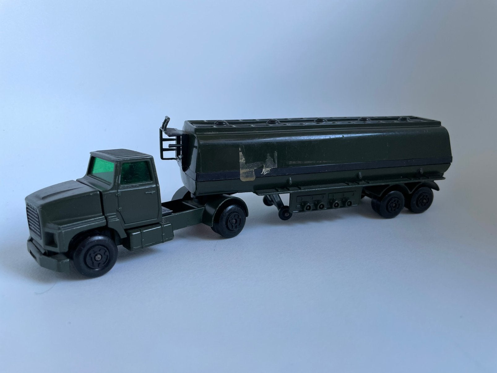 model Ford LTS, Matchbox legergroen, 1/50 (maar is kleiner)., Hobby en Vrije tijd, Modelauto's | 1:50, Ophalen of Verzenden, Gebruikt