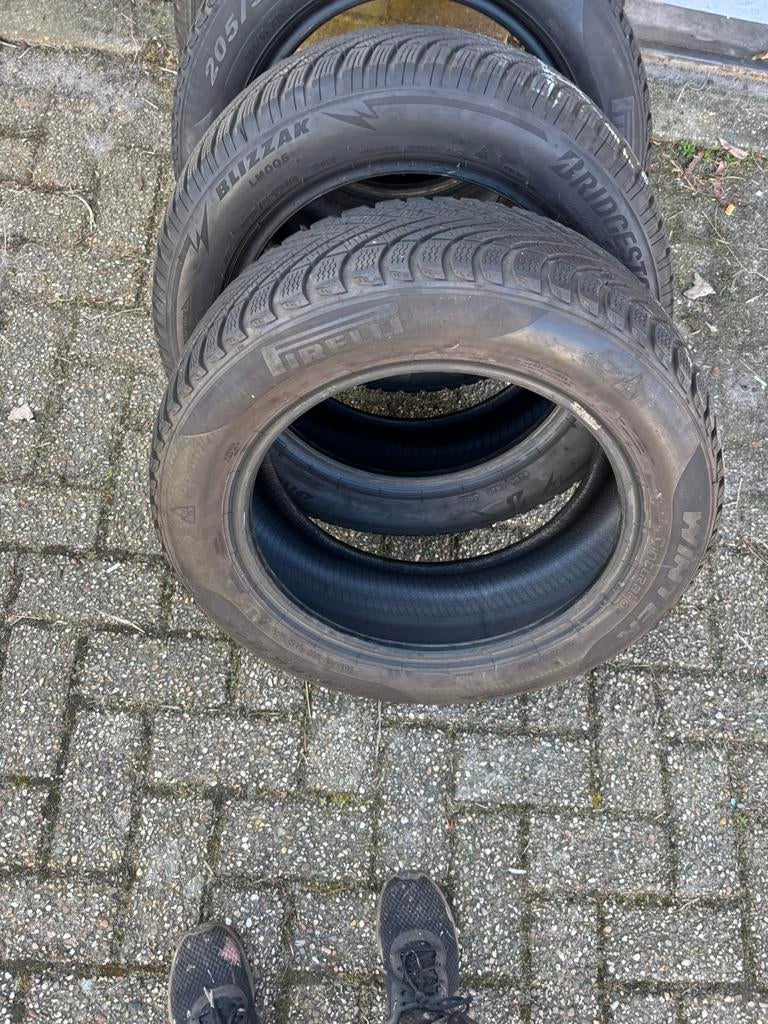 2 pirelli winterbanden 205/55 R16 zonder velg, Ophalen, Gebruikt