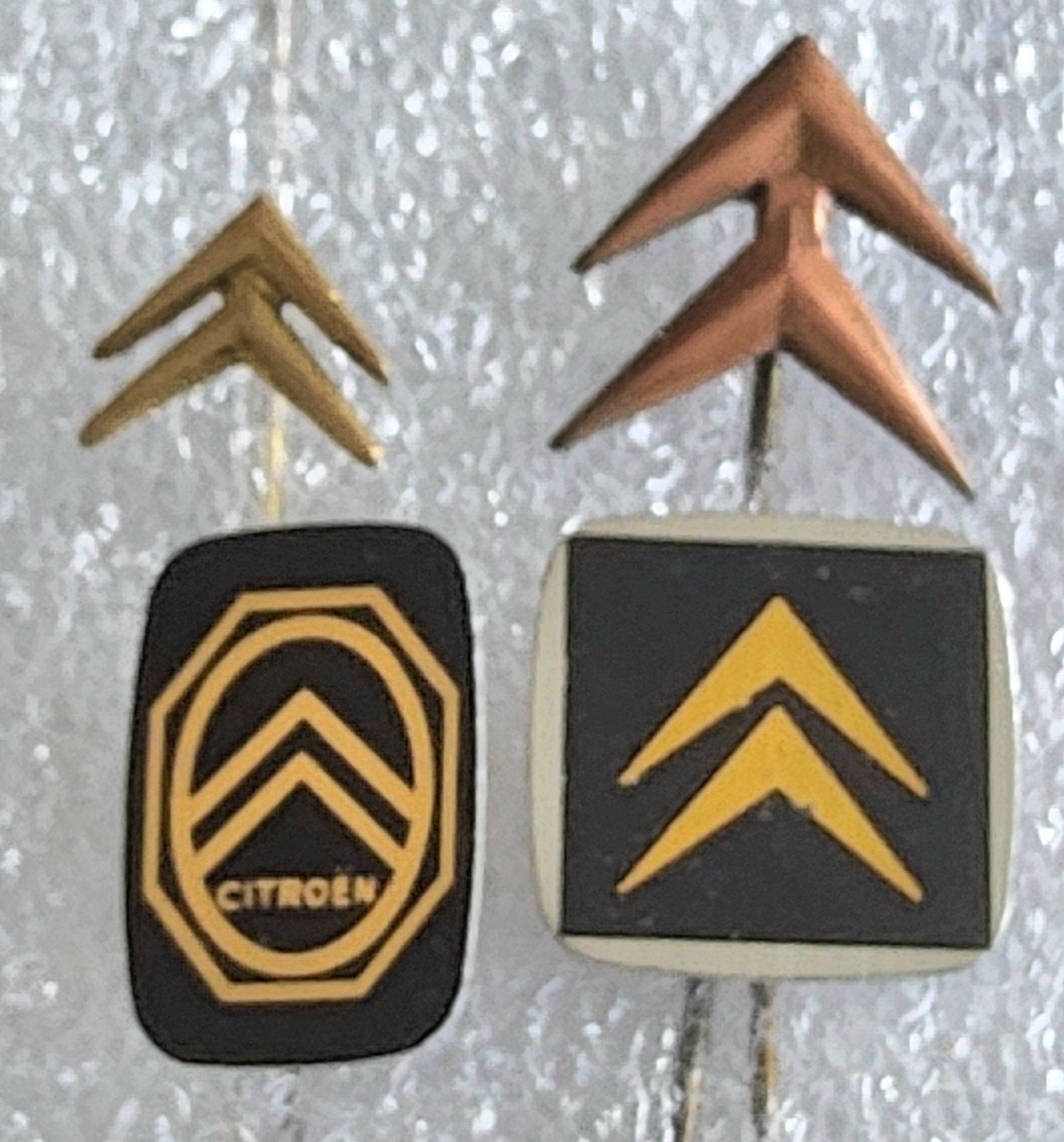 4 Citroën Speldjes - Vintage Auto Logo, Ophalen of Verzenden, Gebruikt, Overige onderwerpen, Speldje of Pin