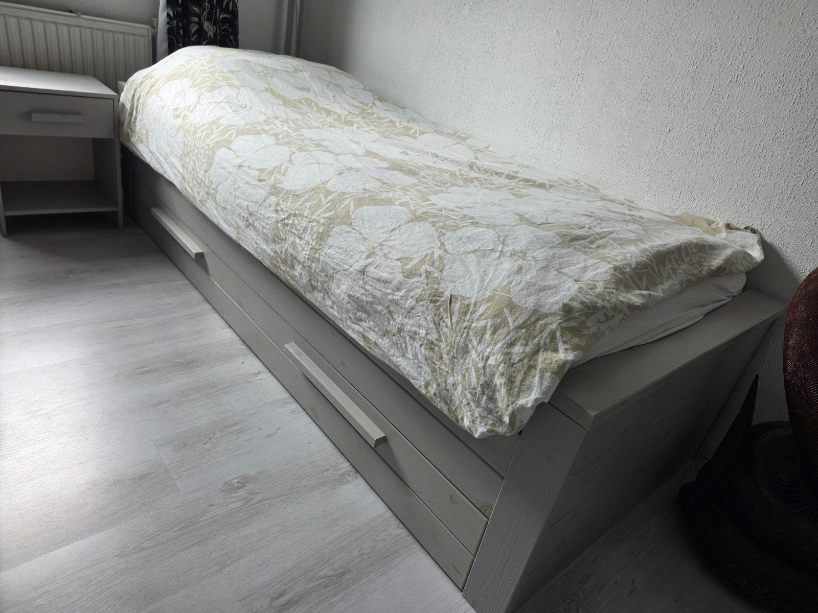 Eenpersoonsbed 90x200 met lade - Grijs Hout, Huis en Inrichting, Slaapkamer | Bedden, Ophalen, Gebruikt, 90 cm, Eenpersoons