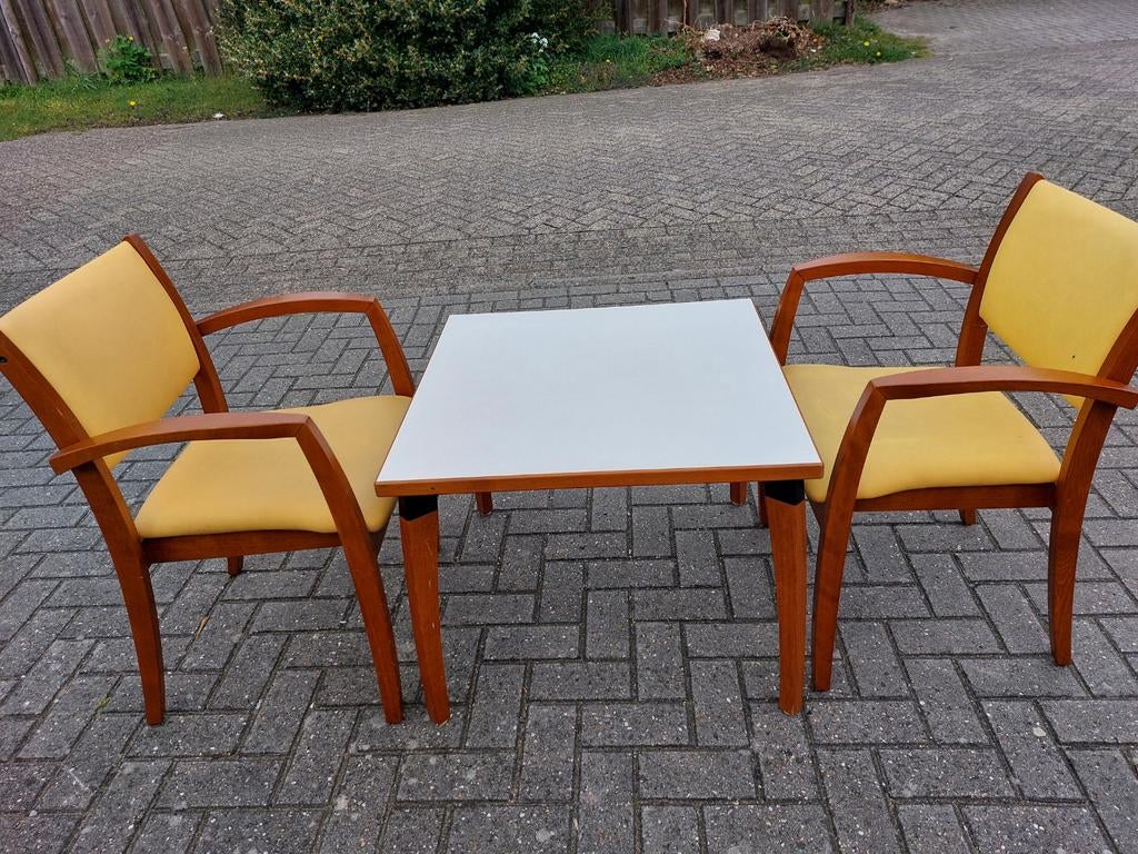 Kusch set: 2 stoelen en tafel, geel en hout, Huis en Inrichting, Stoelen, Ophalen, Gebruikt, Twee, Overige kleuren