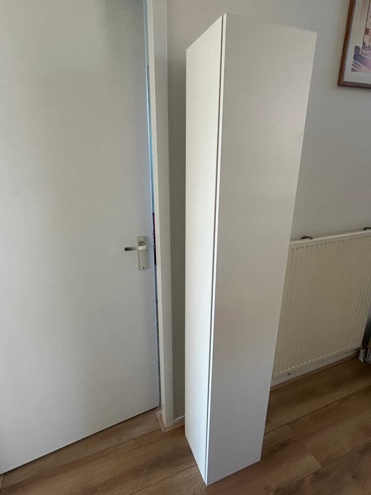 Witte smalle kast met planken, Ophalen, Zo goed als nieuw