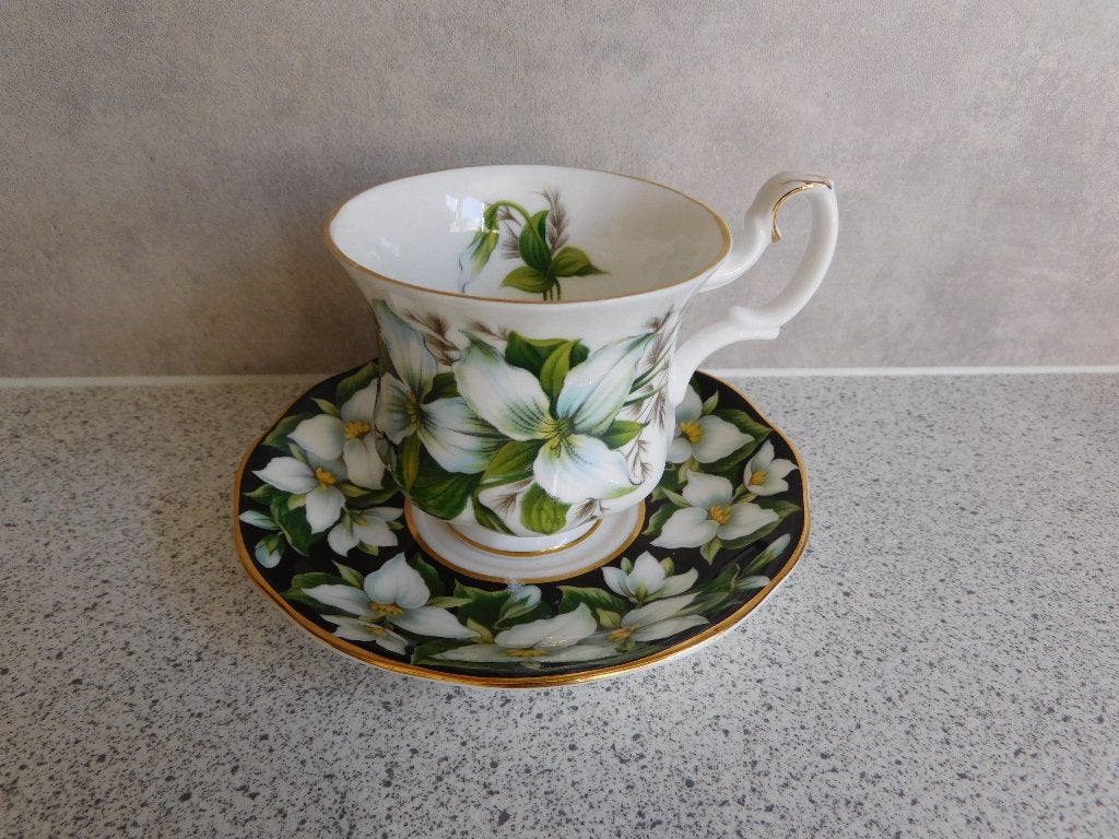 Kop en Schotel Fine Bone China Trillium (Mix) Royal Albert, Ophalen of Verzenden, Zo goed als nieuw, Porselein, Kop en/of schotel