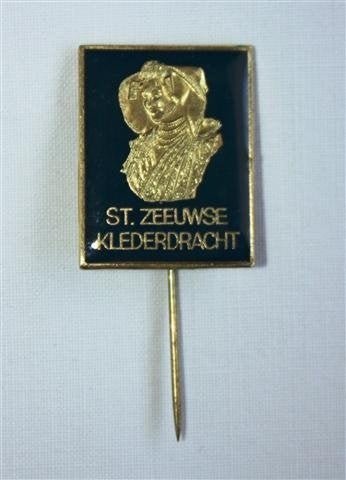 Origineel Speldje €.7,00 In relief: Zeeuwse dame, Verzamelen, Ophalen of Verzenden, Nieuw, Figuurtje, Speldje of Pin